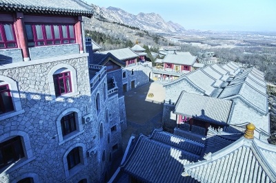 龙泉寺坐落在北京西山凤凰岭脚下，始建于辽代。而今龙泉寺闻名全国，并不靠高大的庙宇，而是有一些高学历人才到此出家