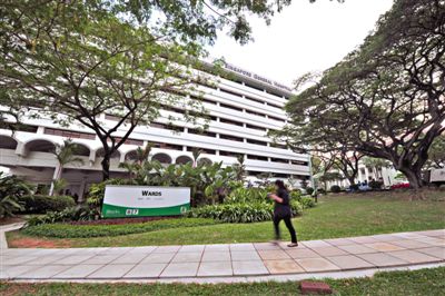 18日，新加坡总理公署发表最新公告，新加坡建国总理李光耀病情危重，继续在ICU病房接受治疗。这是李光耀接受治疗的新加坡中央医院。新华社发