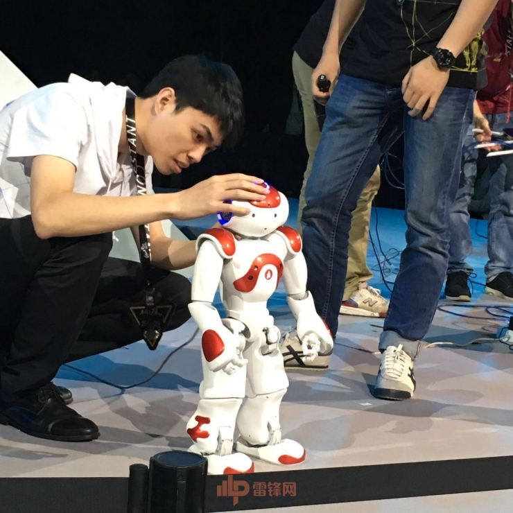 GeekPwn 2016 |“屠宰场”里的黑客盛会：攻破机器人、智能插座、电子轮椅……