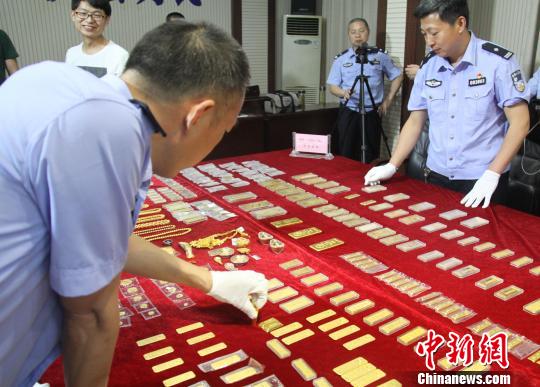 资料图,图为警方起获的涉案黄金制品 赵路 摄